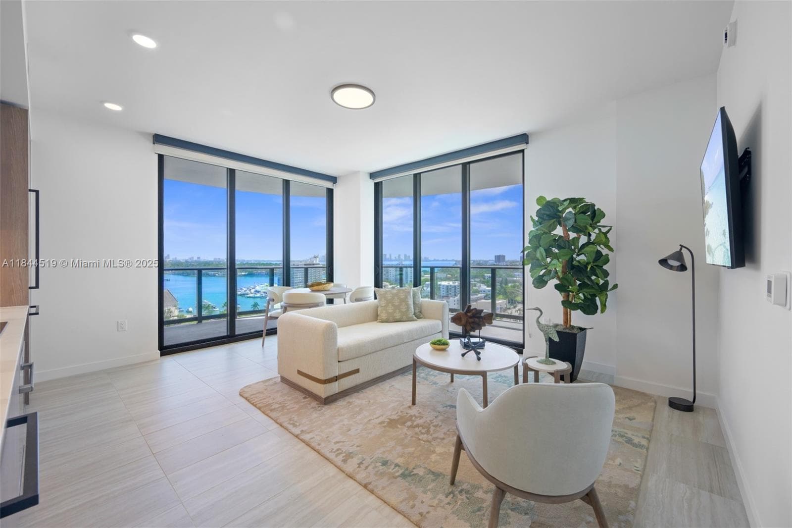A11844519 — Miami Beach