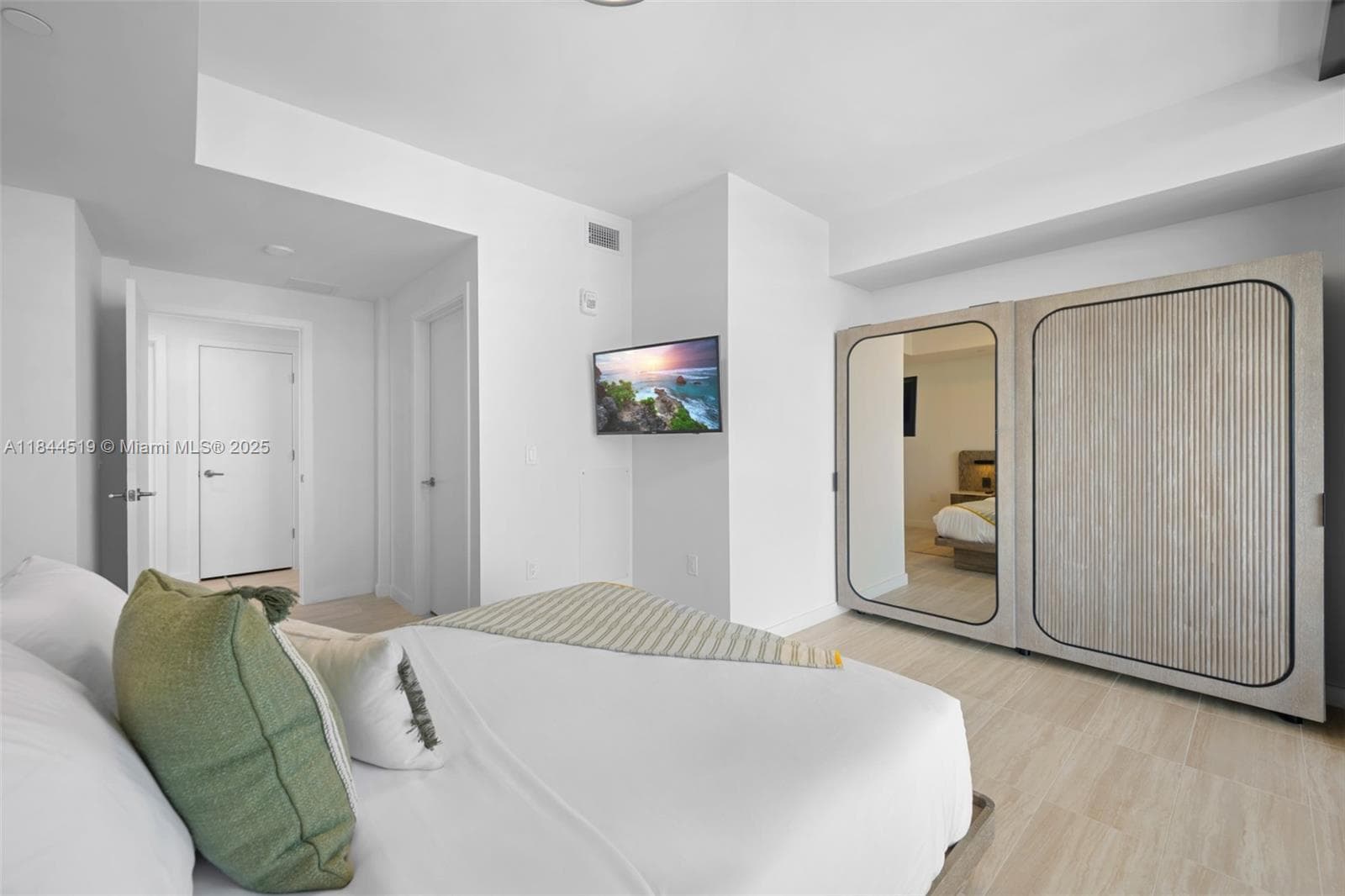 A11844519 — Miami Beach — 15
