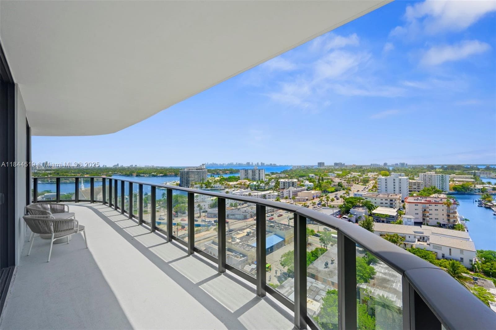 A11844519 — Miami Beach — 19