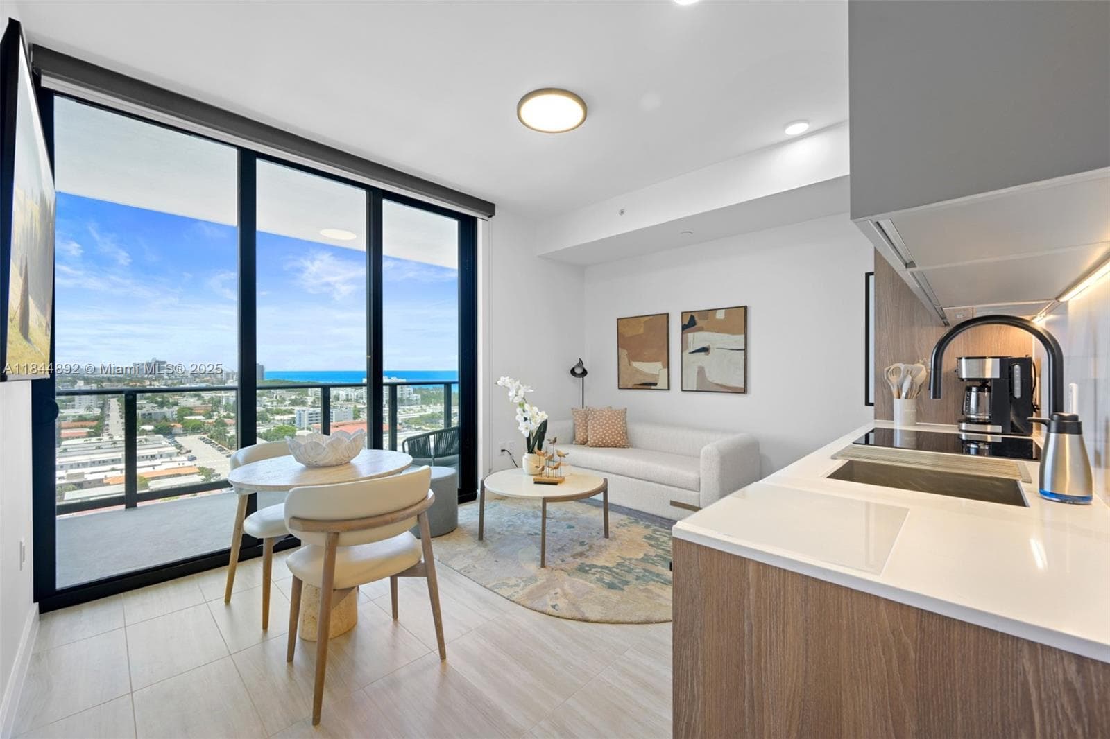 A11844892 — Miami Beach