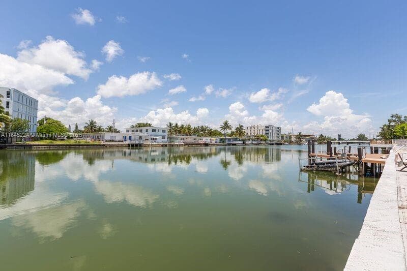 A11845224 — Miami Beach