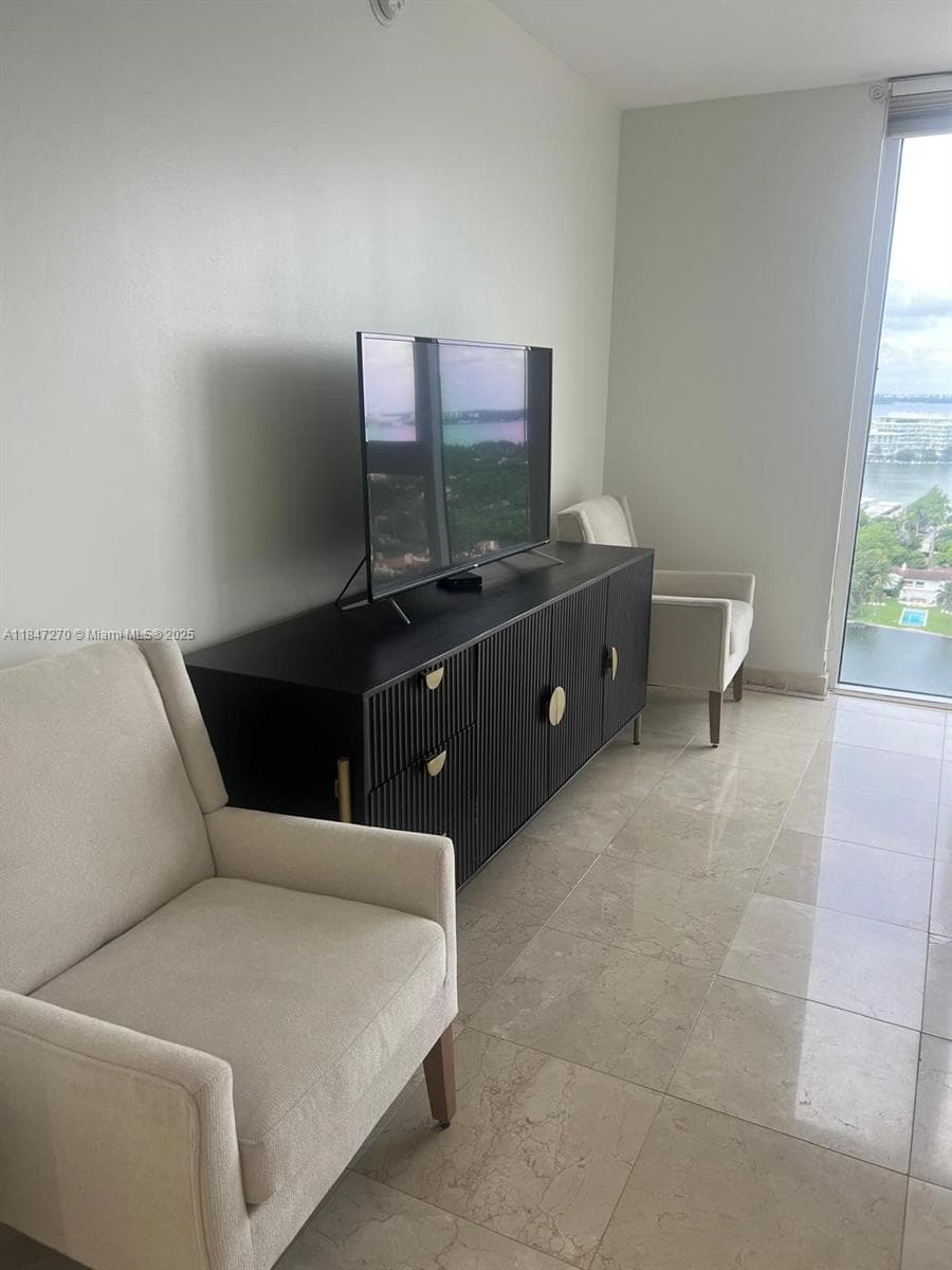 A11847270 — Miami Beach — 16