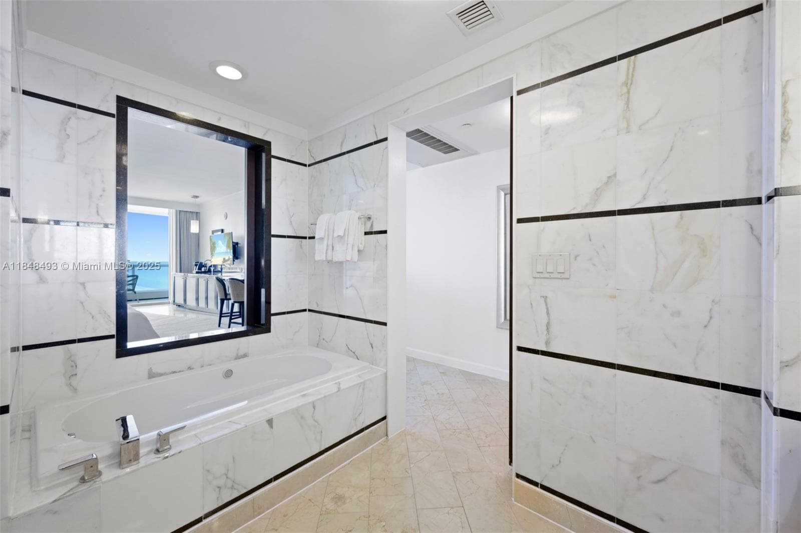 A11848493 — Miami Beach — 22