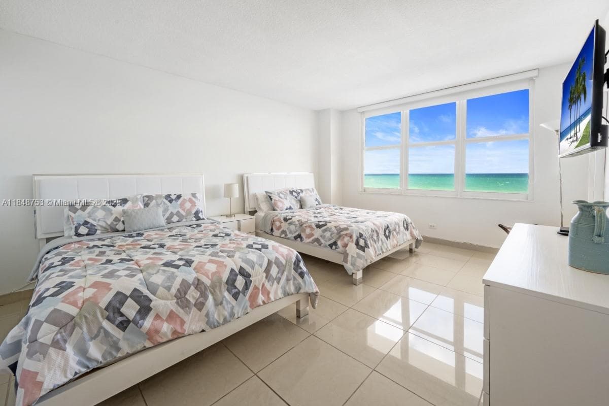 A11848753 — Miami Beach — 2
