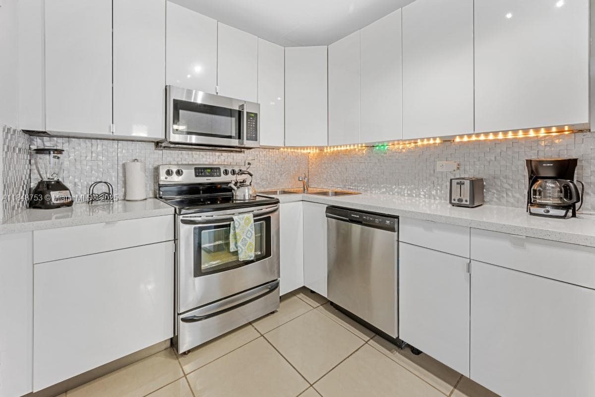 A11848753 — Miami Beach — 16