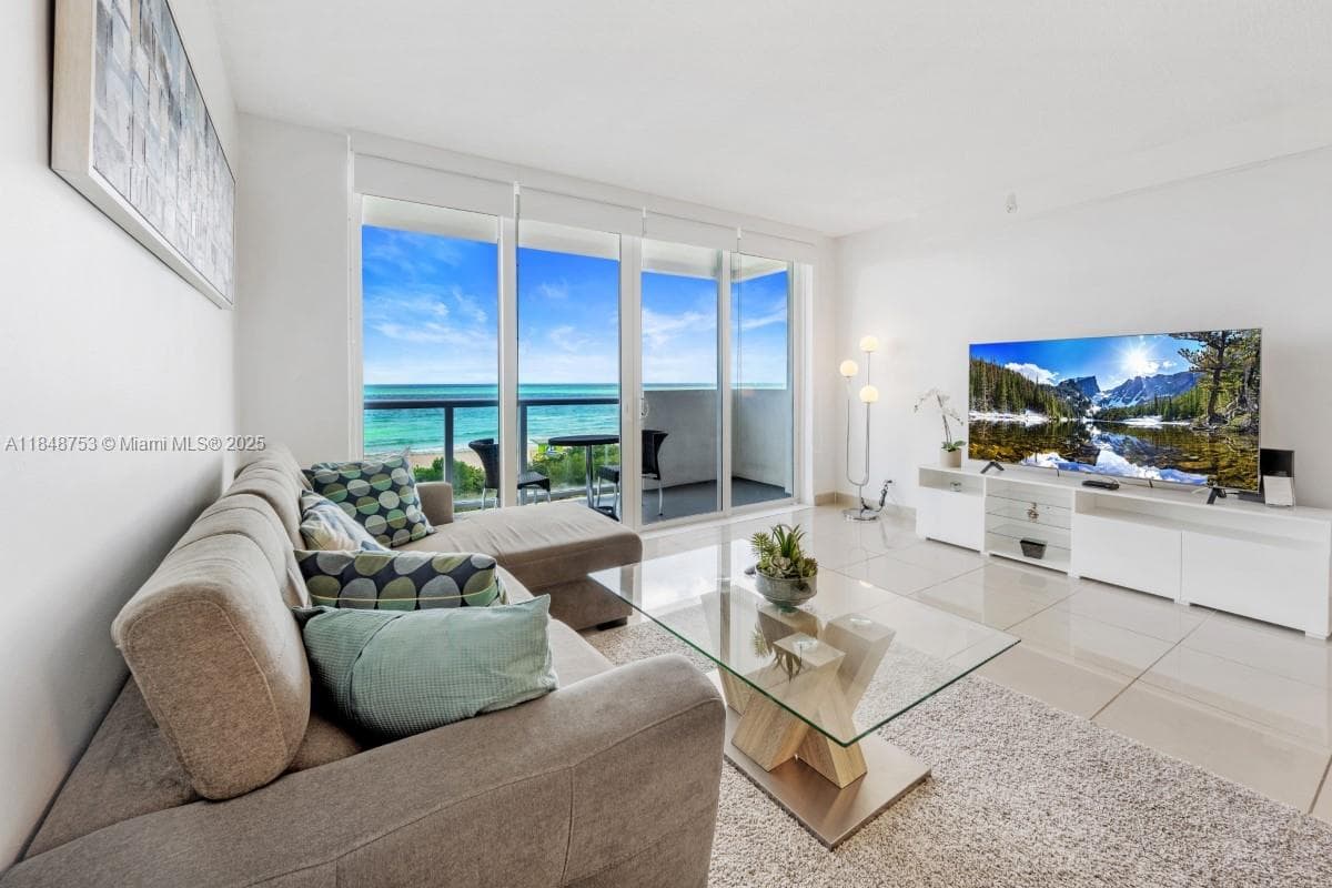 A11848753 — Miami Beach