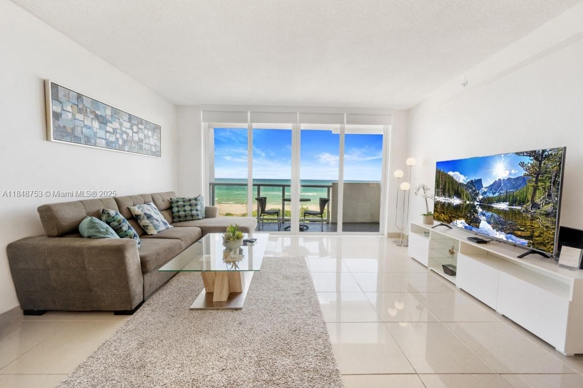 A11848753 — Miami Beach — 10