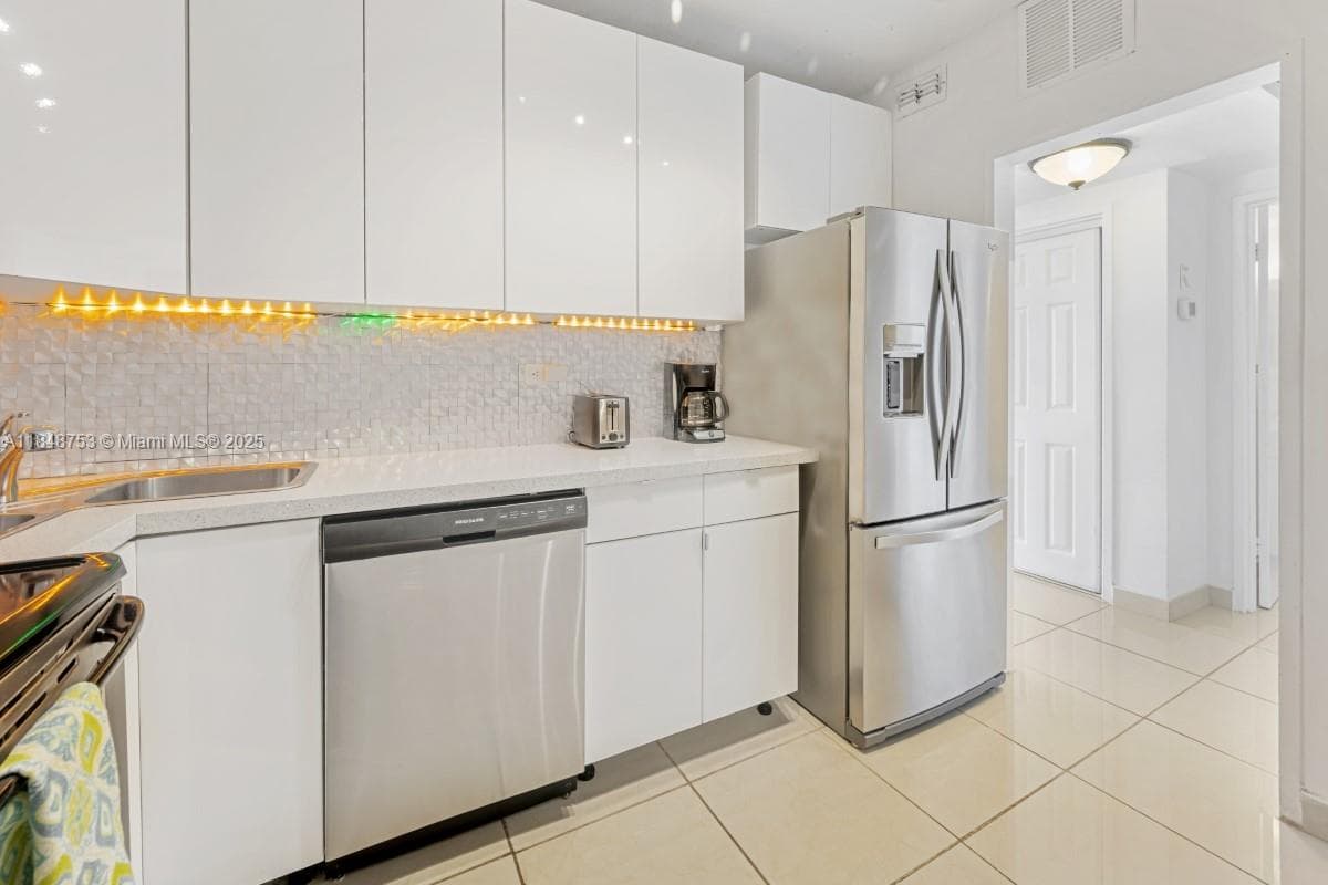 A11848753 — Miami Beach — 18