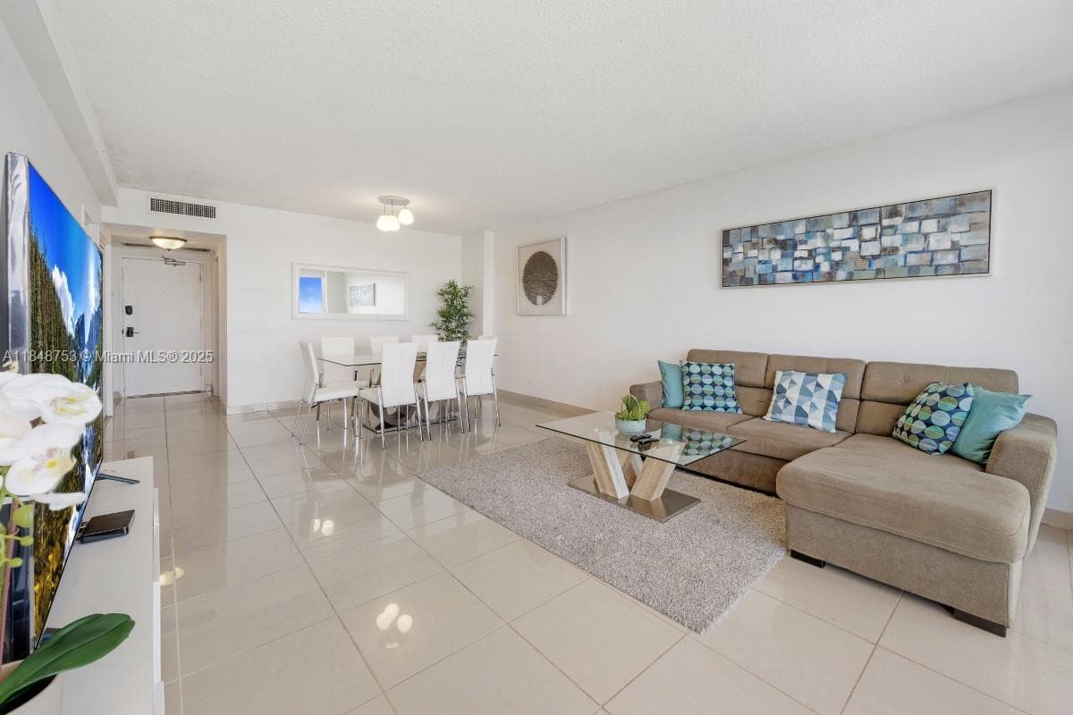 A11848753 — Miami Beach — 11
