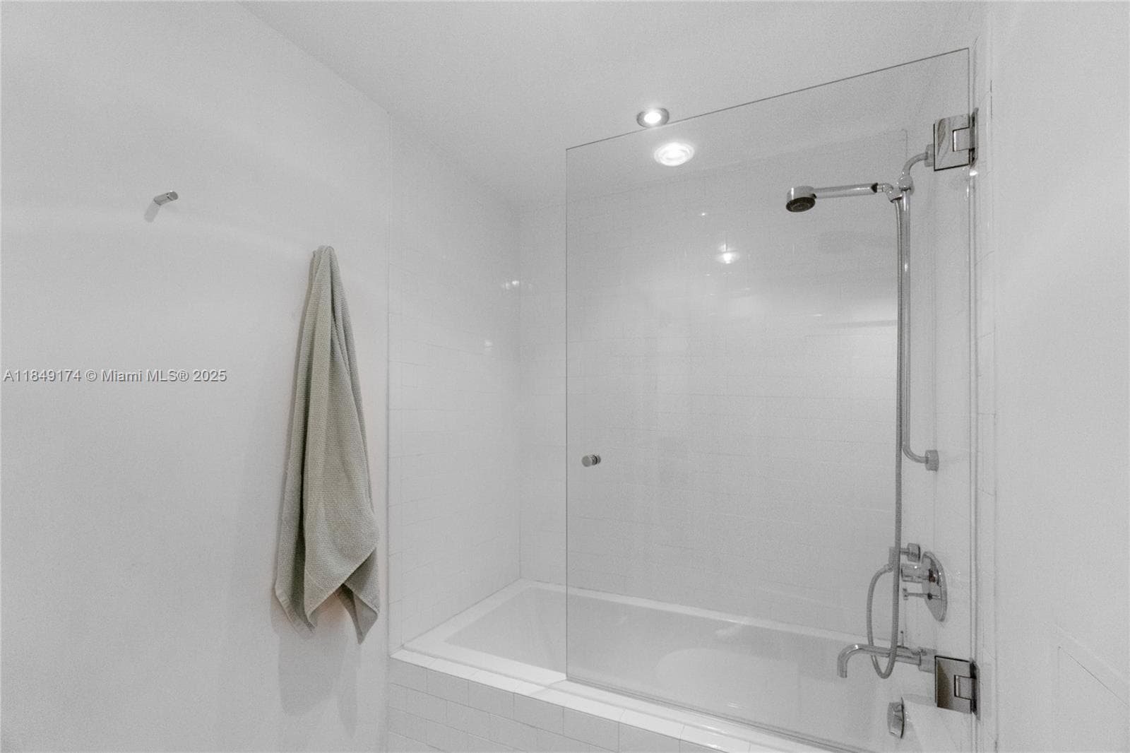 A11849174 — Miami Beach — 20