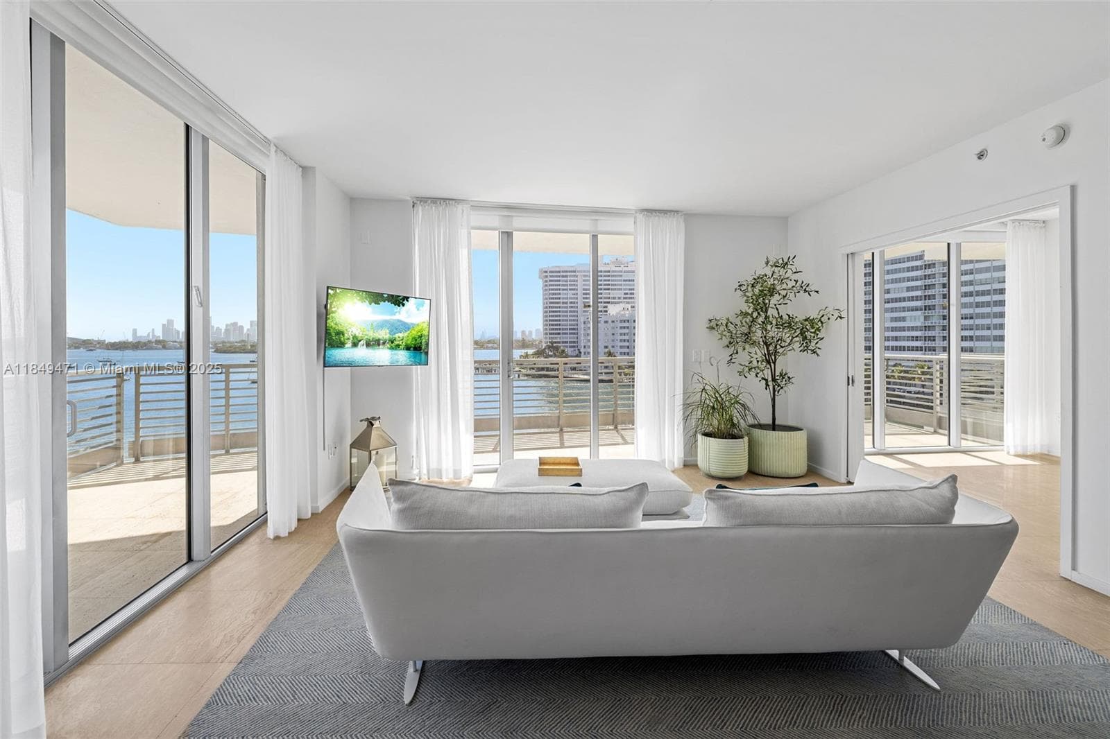 A11849471 — Miami Beach