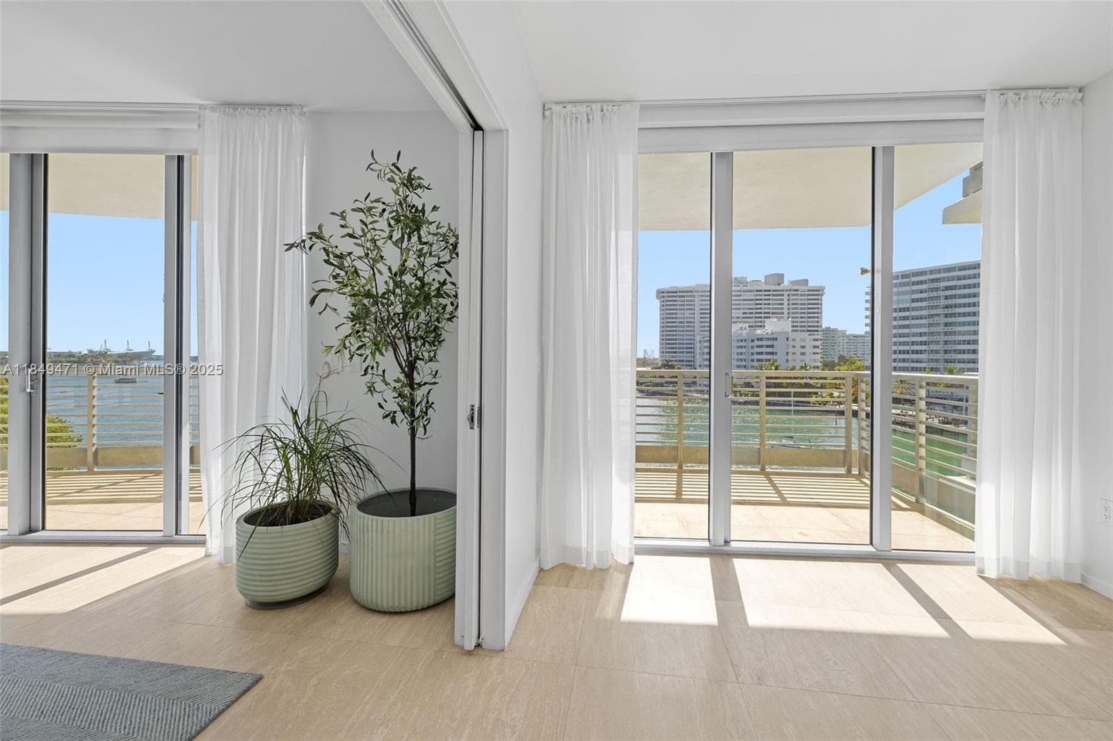A11849471 — Miami Beach — 15