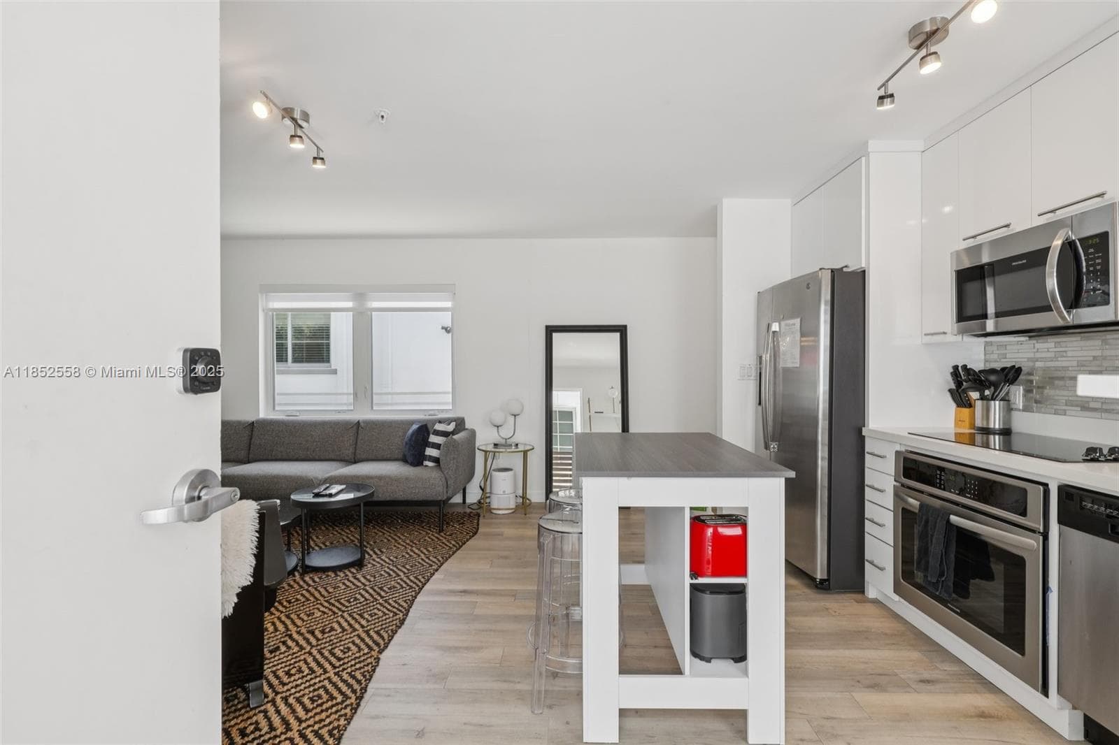 A11852558 — Miami Beach — 13