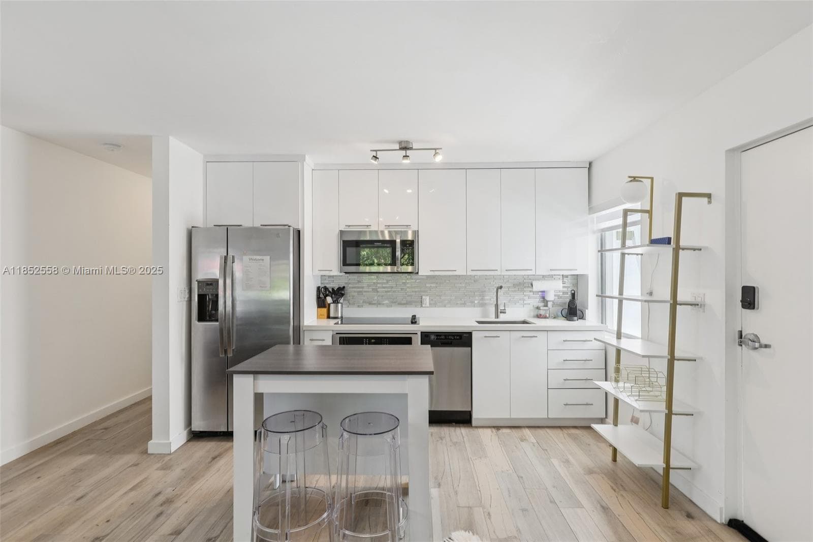 A11852558 — Miami Beach — 16