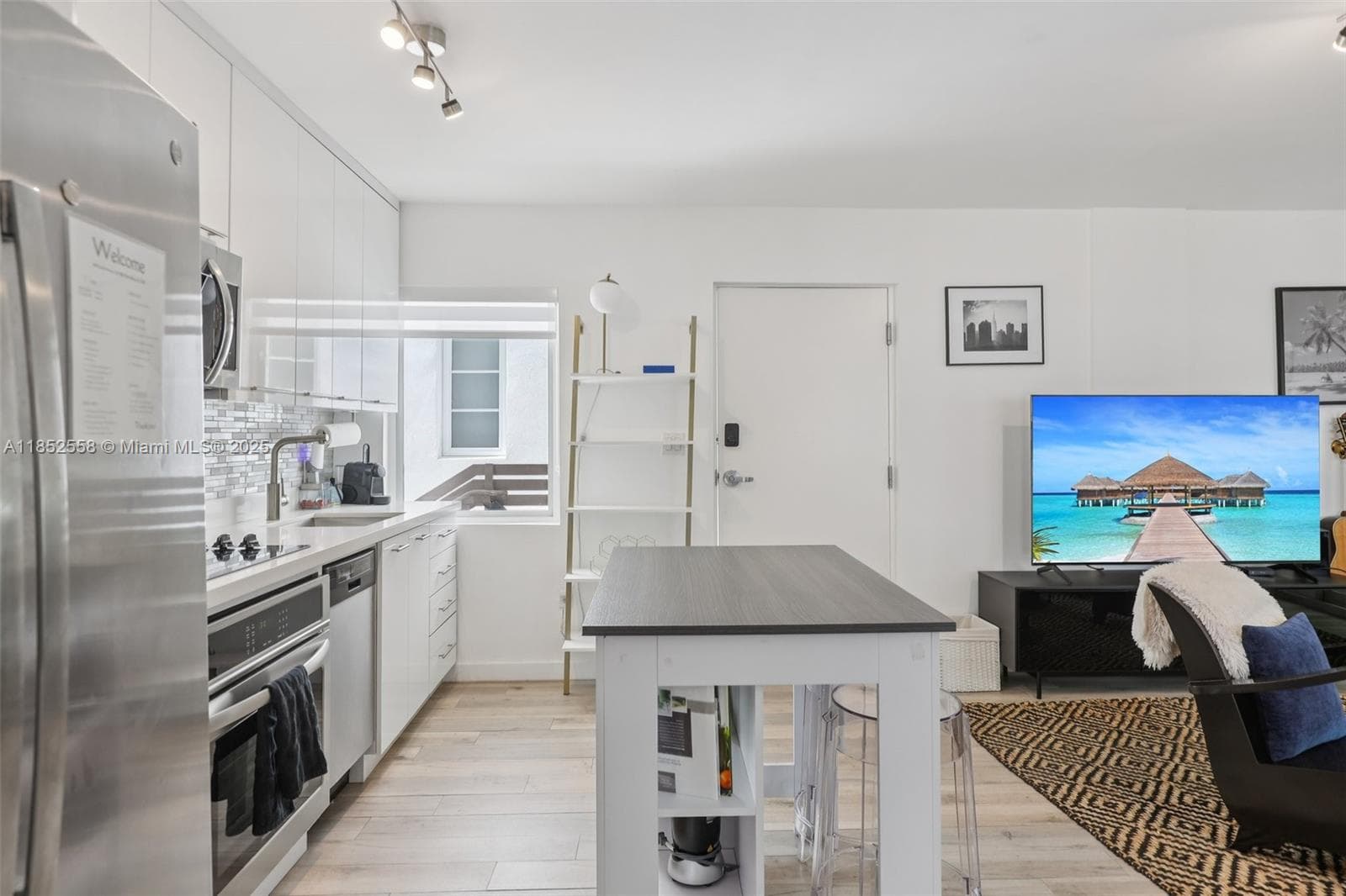 A11852558 — Miami Beach — 12