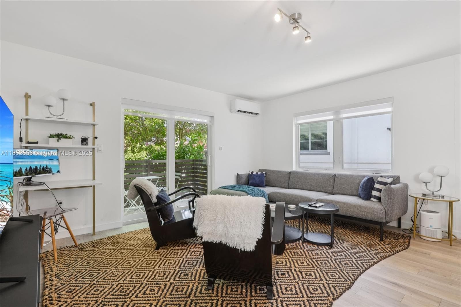A11852558 — Miami Beach — 10