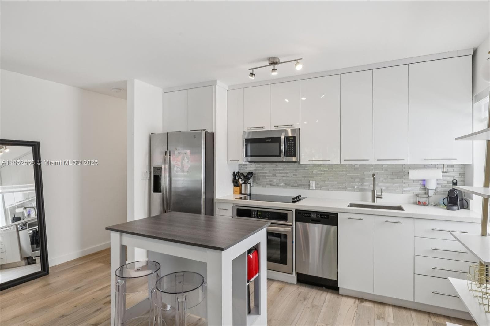 A11852558 — Miami Beach — 14