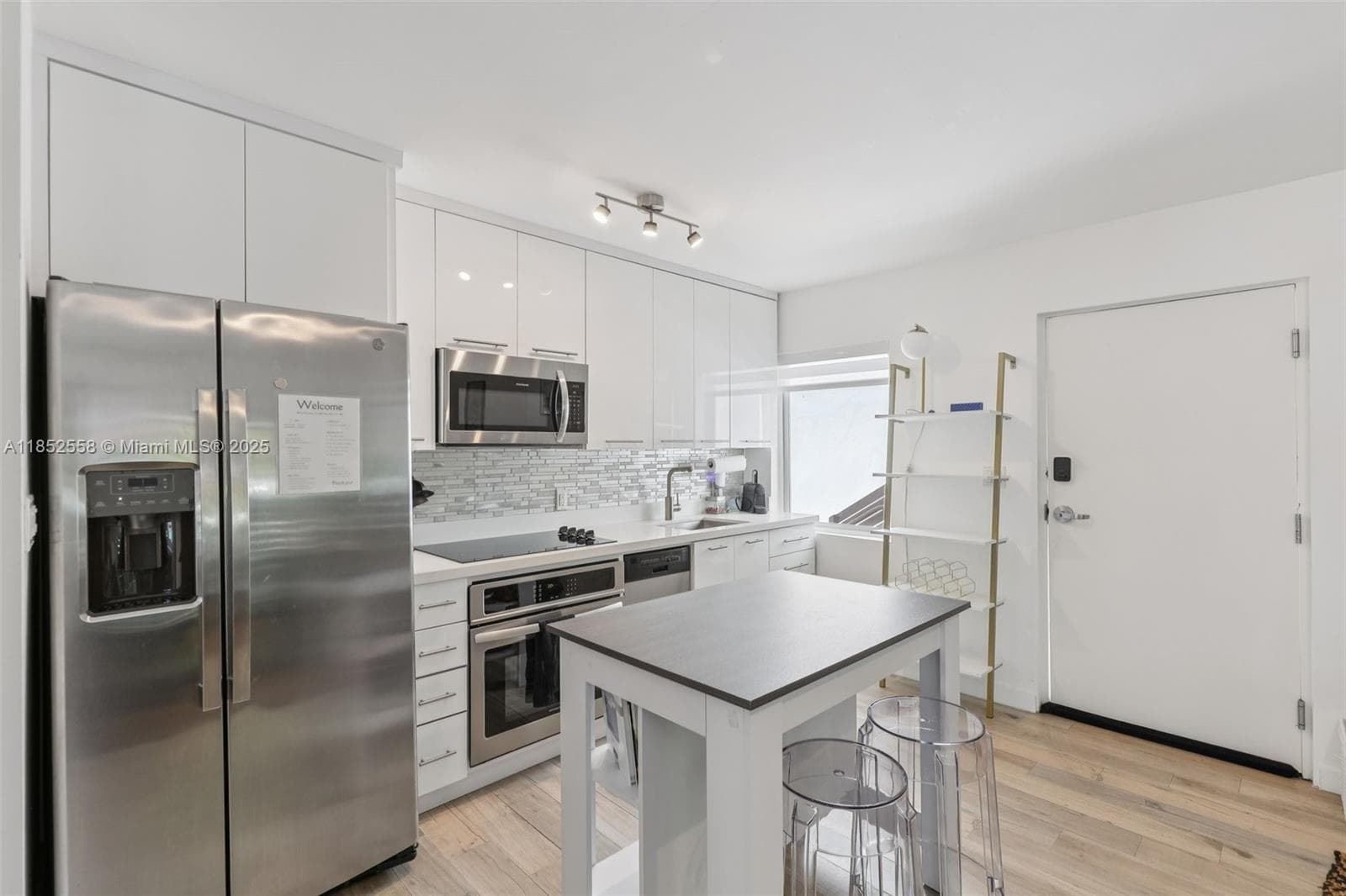 A11852558 — Miami Beach — 15