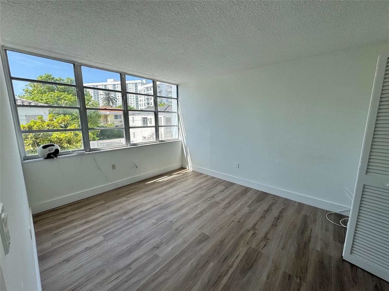 F10518830 — Miami Beach — 12