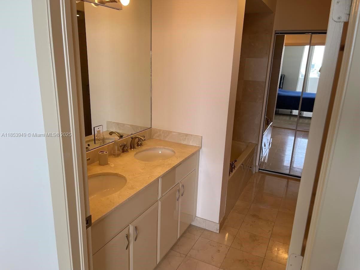 A11853949 — Miami Beach — 12