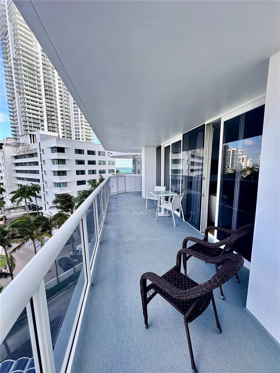 A11855353 — Miami Beach — 15