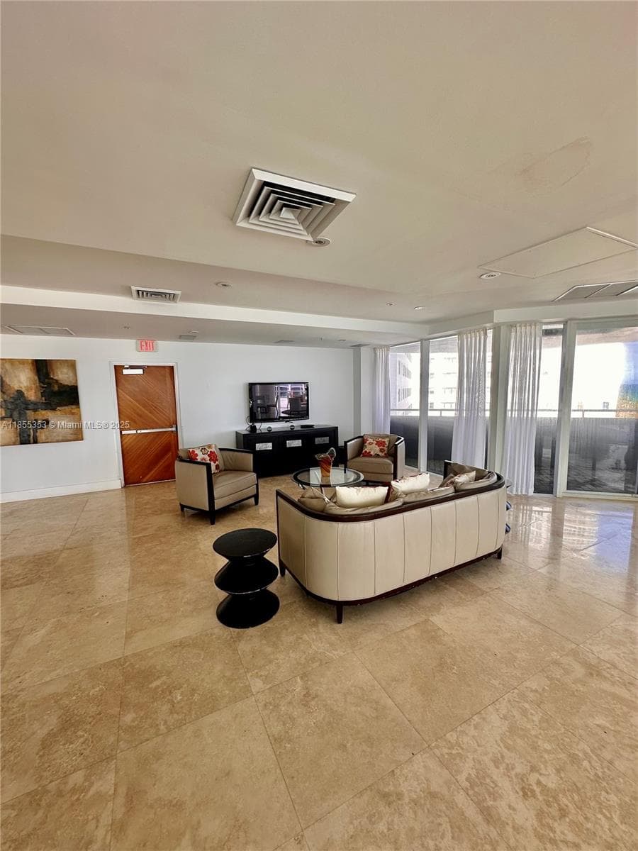 A11855353 — Miami Beach — 21