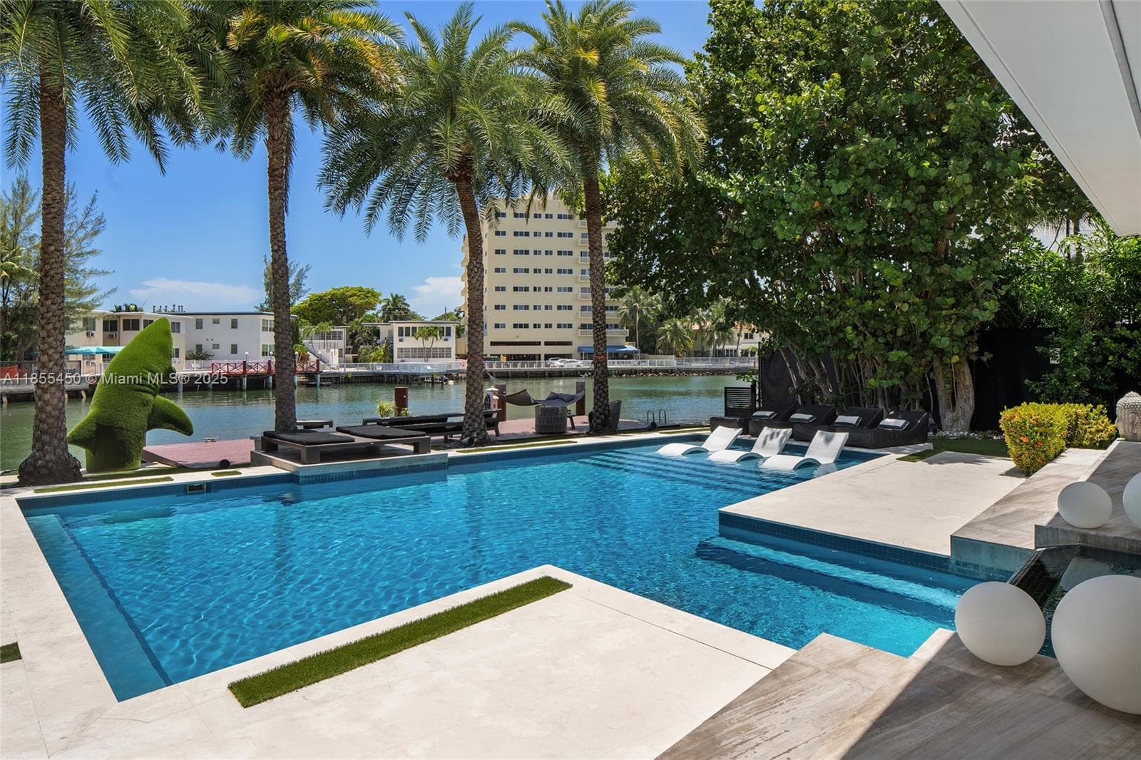A11855450 — Miami Beach — 34