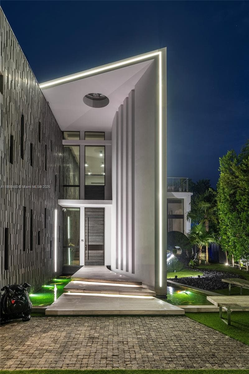 A11855450 — Miami Beach — 14