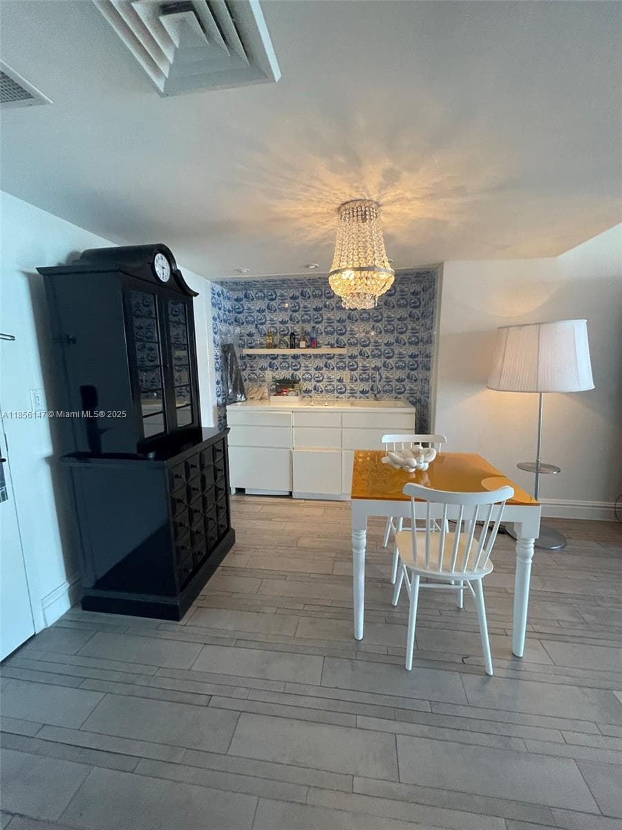 A11856147 — Miami Beach — 33
