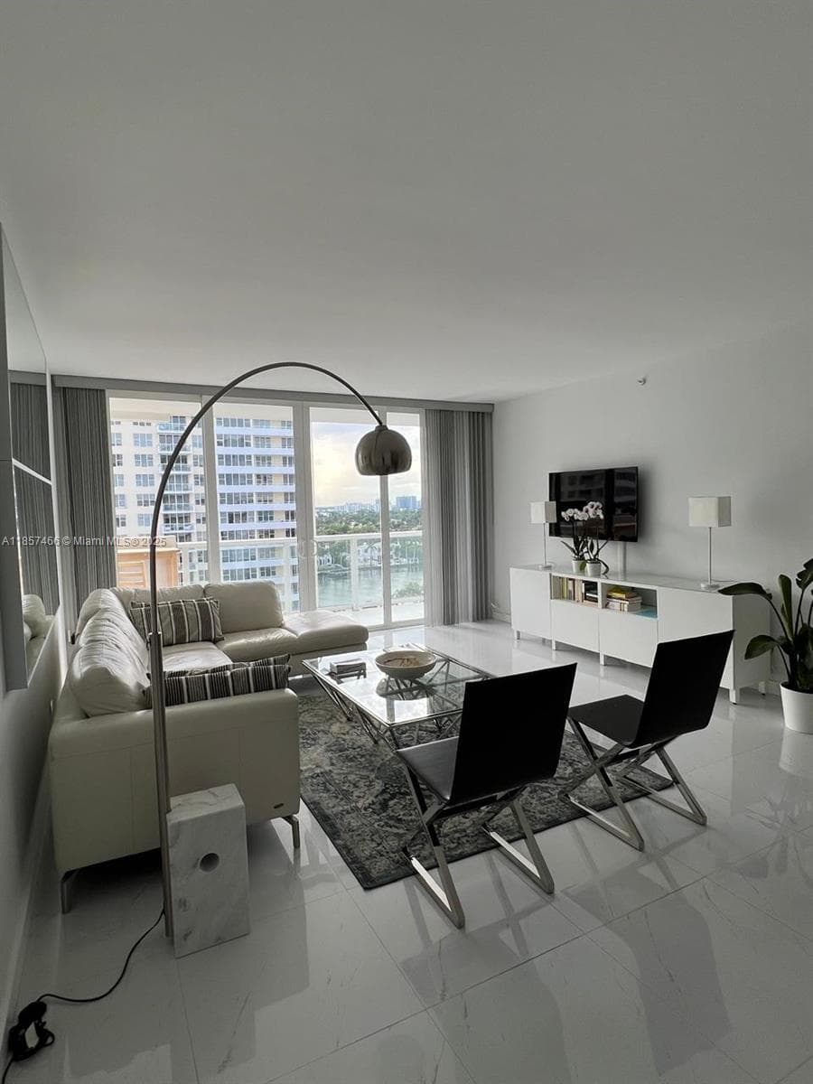A11857466 — Miami Beach — 2