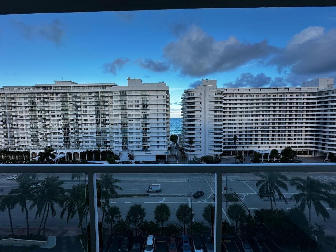 A11861323 — Miami Beach