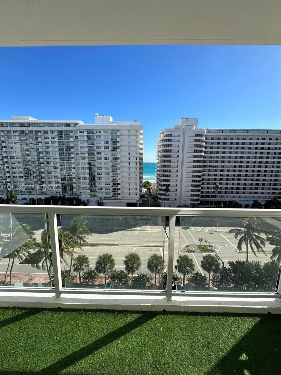 A11861323 — Miami Beach — 25