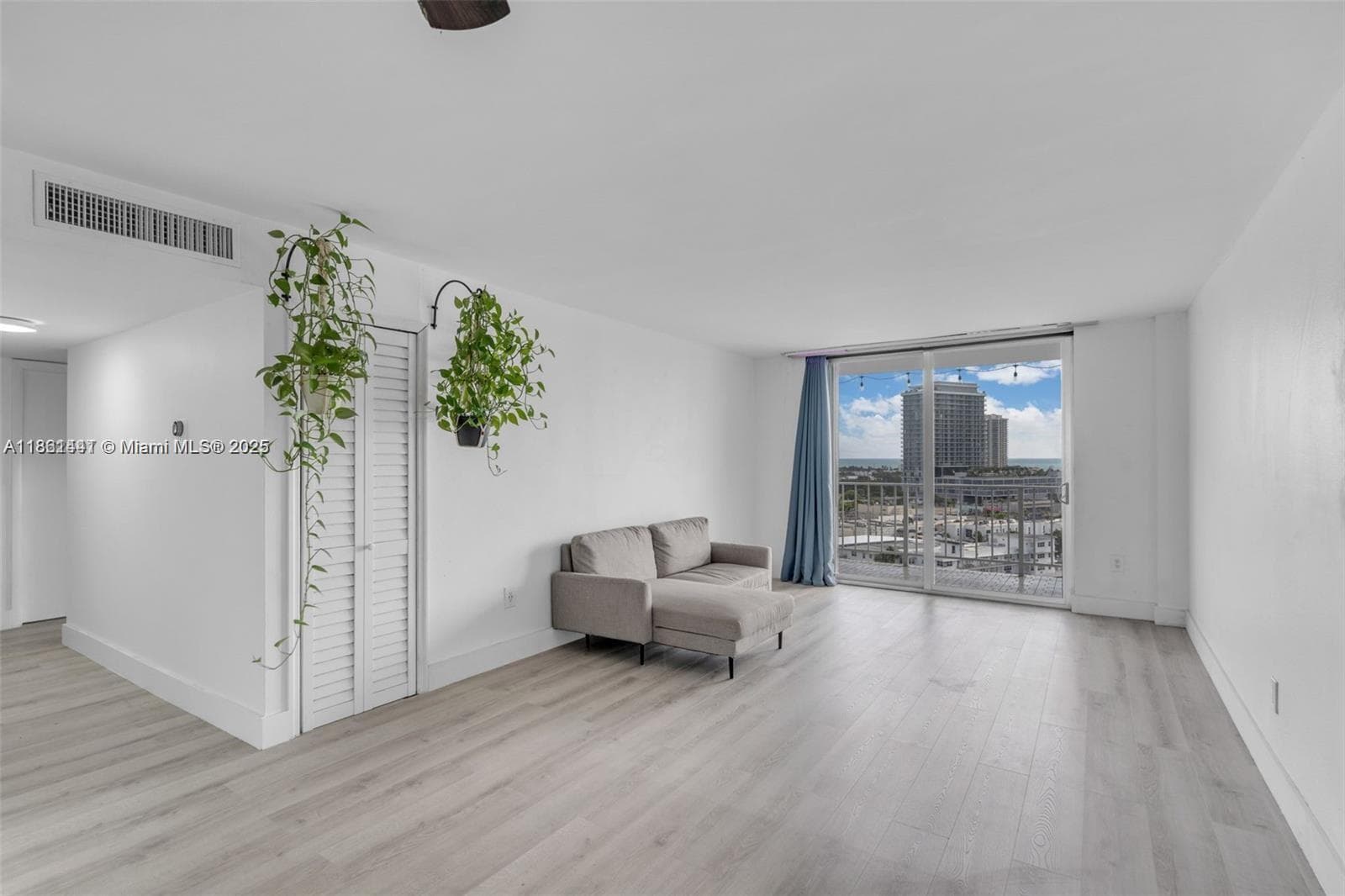 A11861441 — Miami Beach