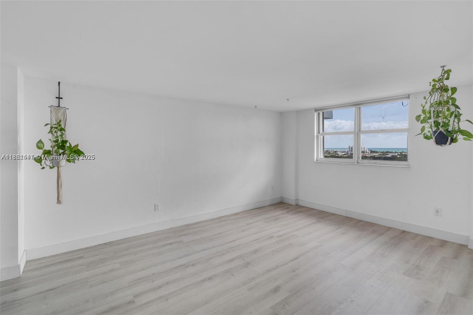A11861441 — Miami Beach — 10