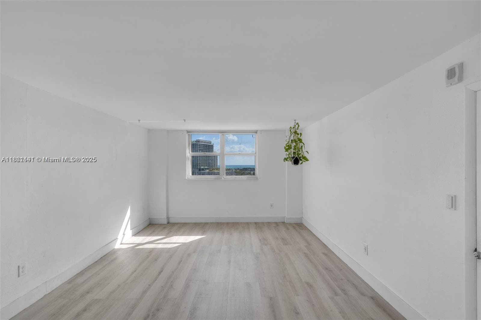 A11861441 — Miami Beach — 15