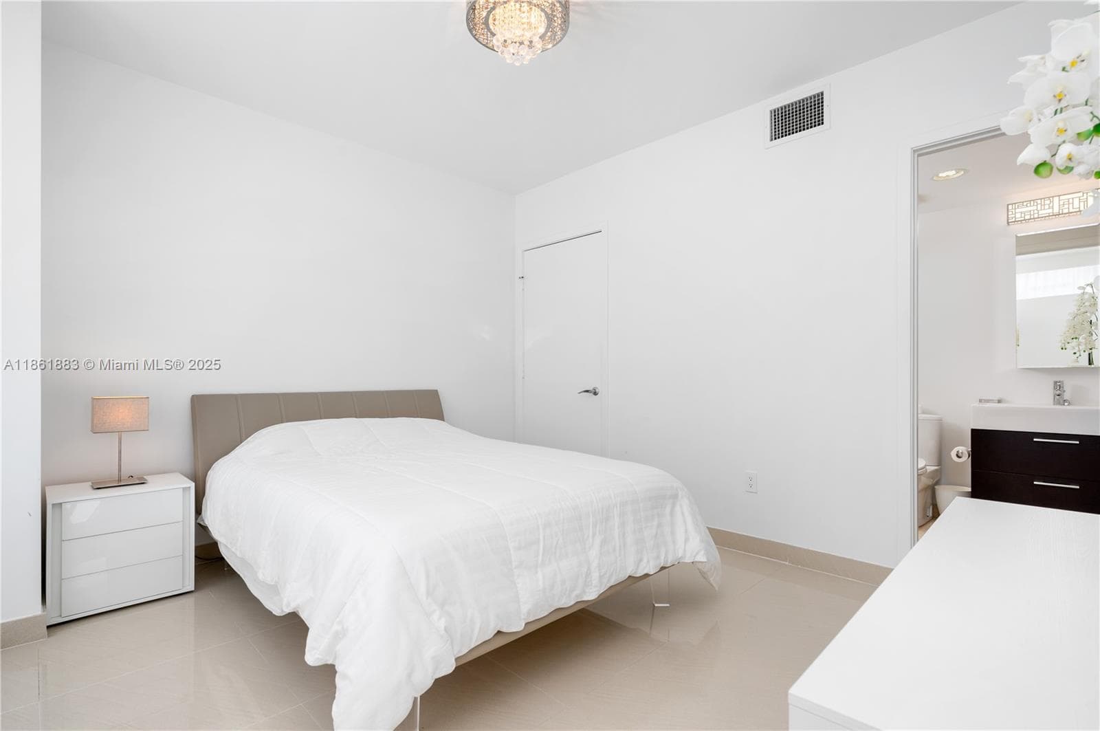 A11861883 — Miami Beach — 32
