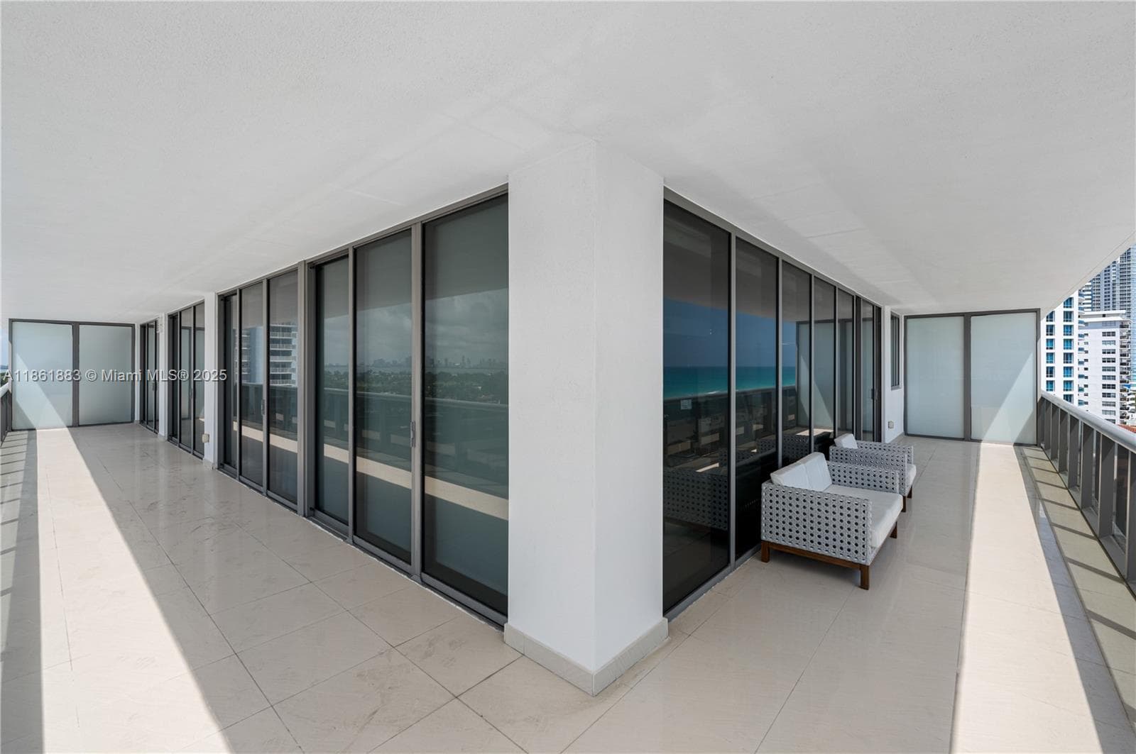 A11861883 — Miami Beach — 28