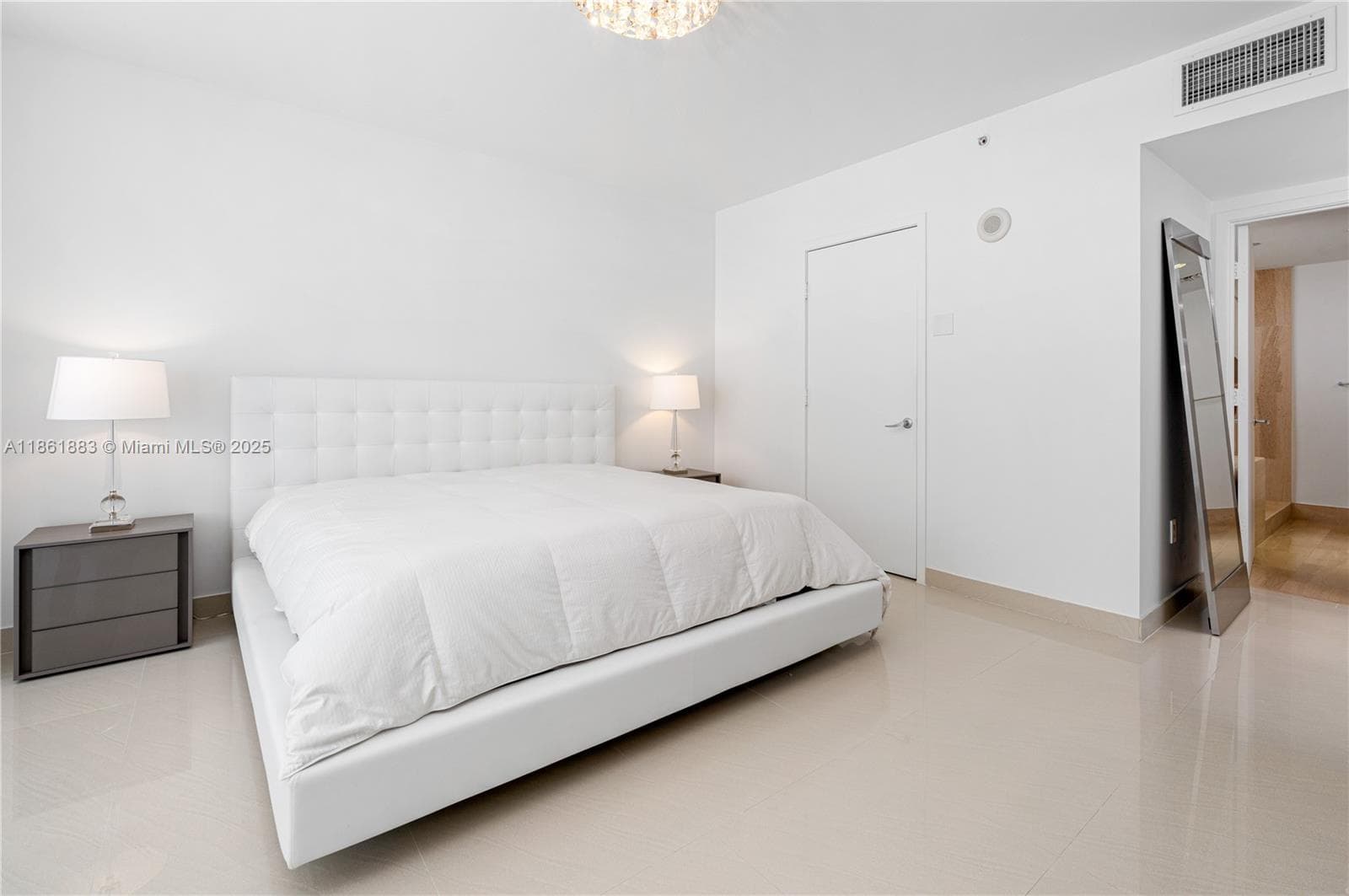 A11861883 — Miami Beach — 40