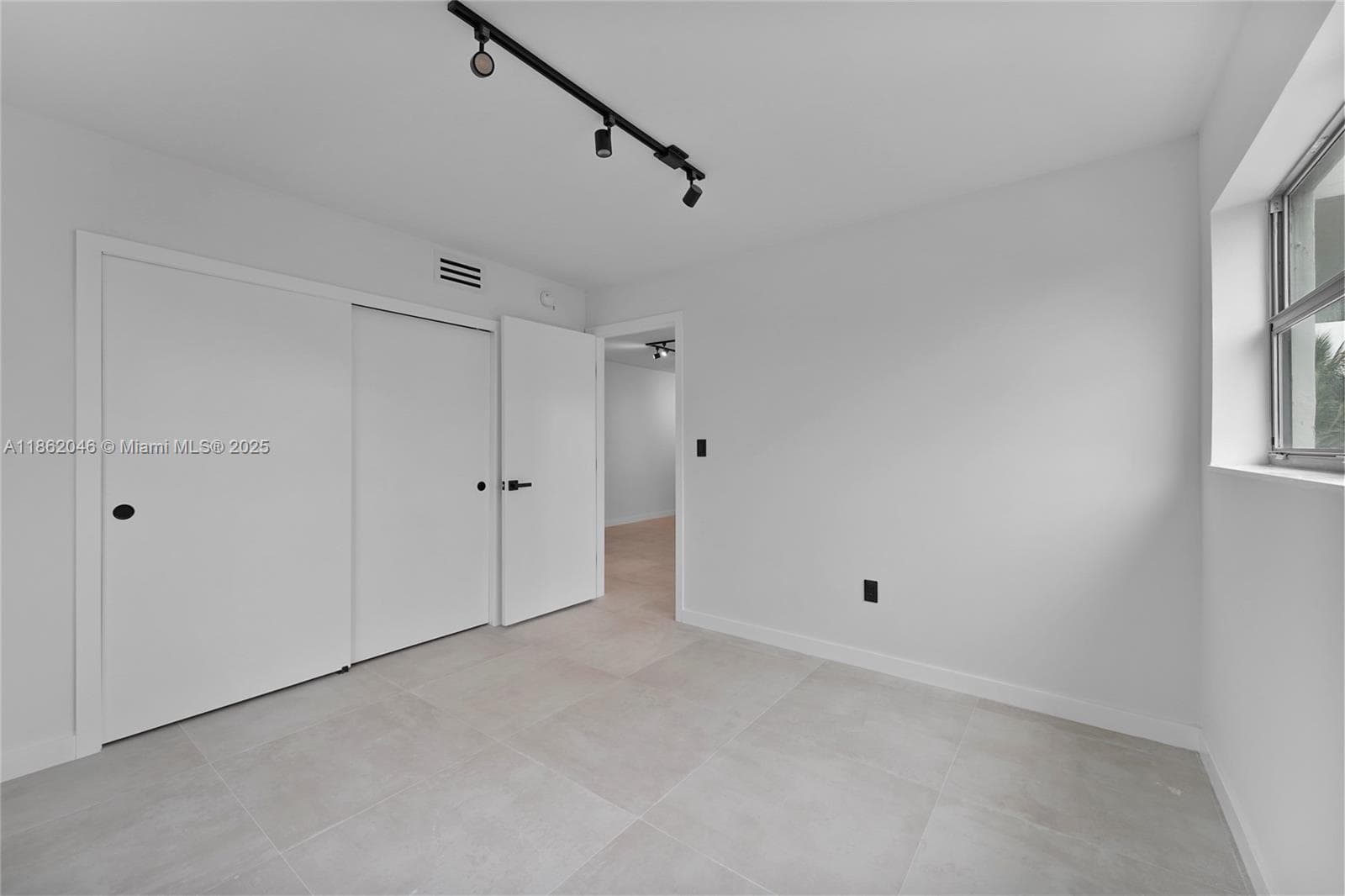 A11862046 — Miami Beach — 14