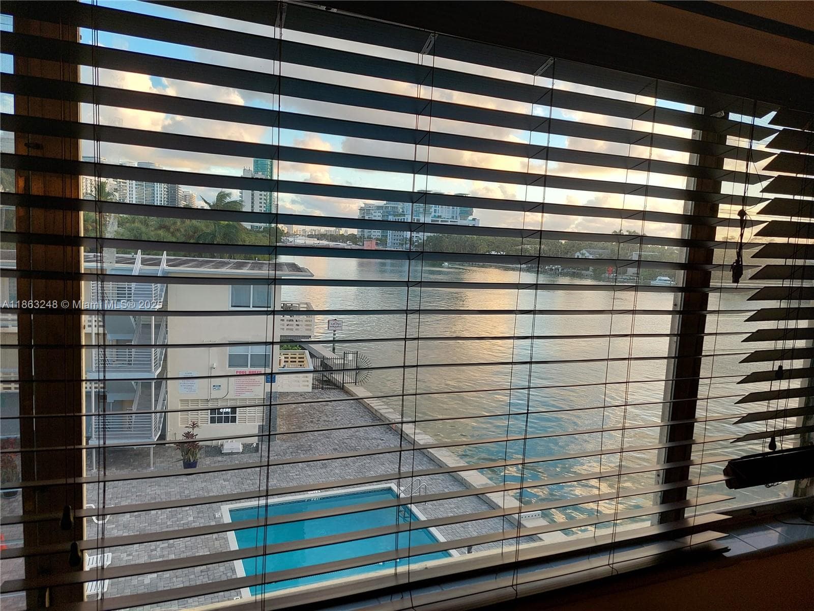 A11863248 — Miami Beach — 10