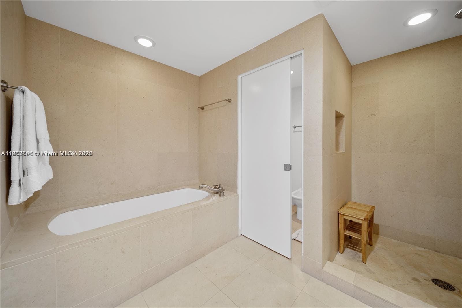 A11863846 — Miami Beach — 25