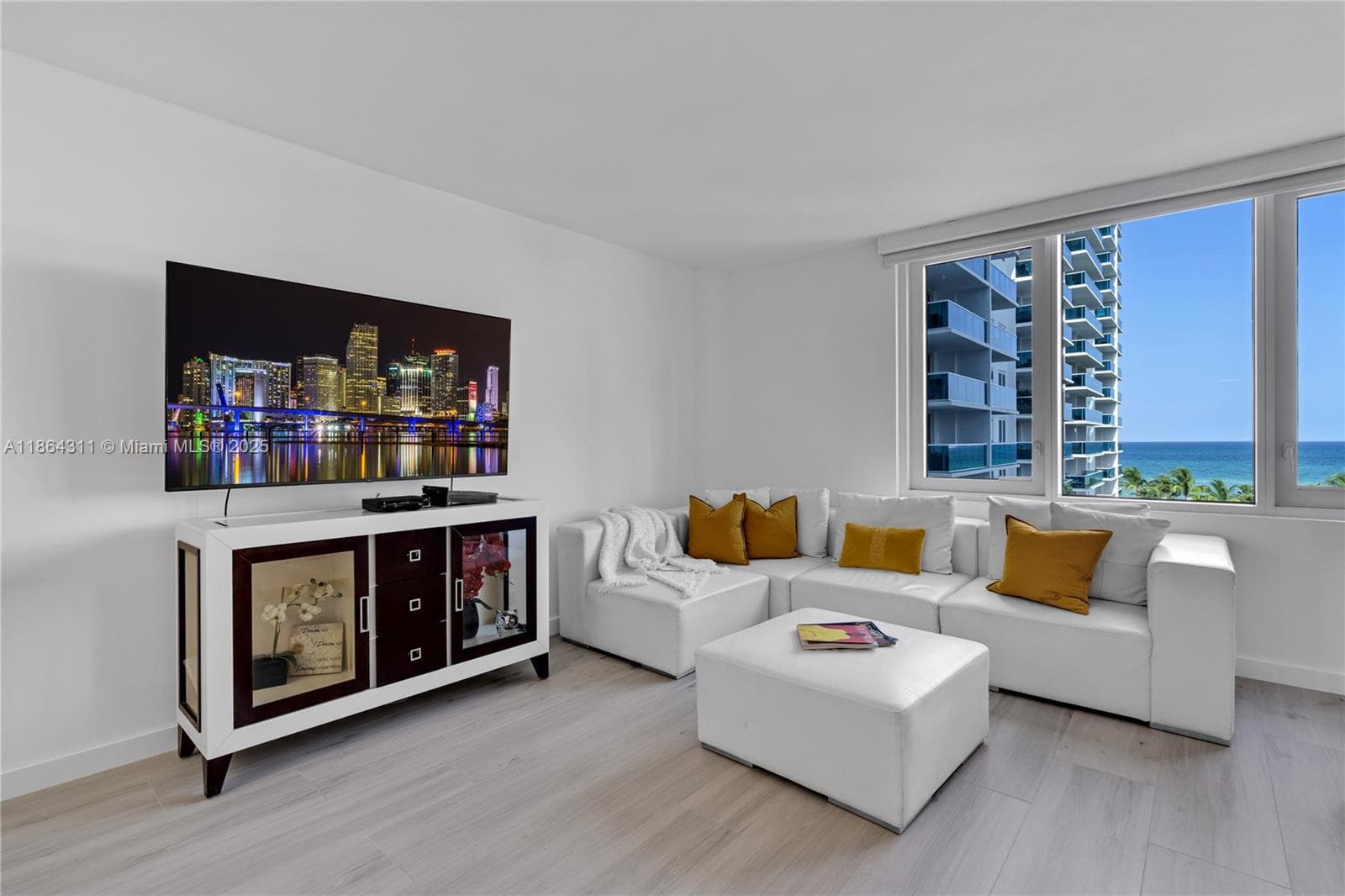 A11864311 — Miami Beach — 12