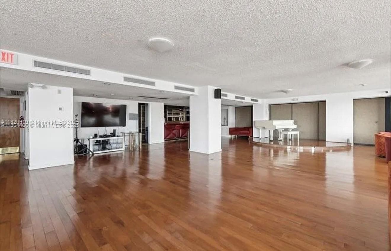 A11864466 — Miami Beach — 18