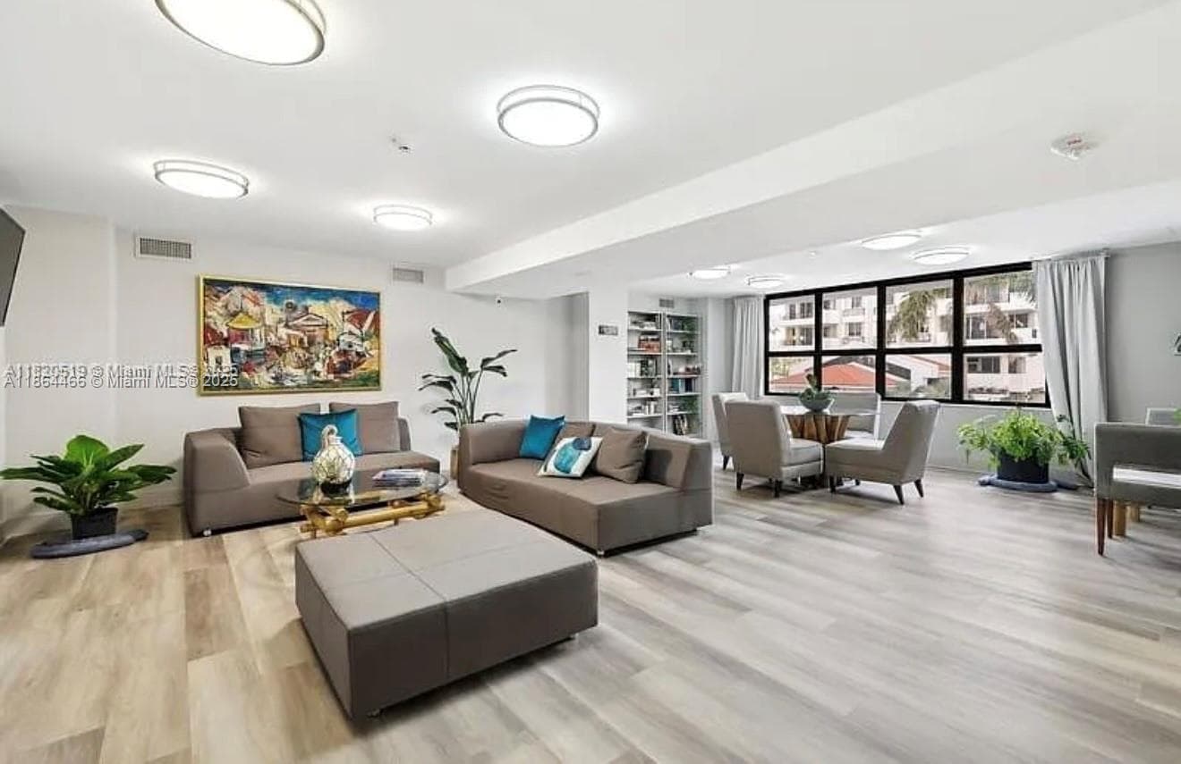 A11864466 — Miami Beach — 19