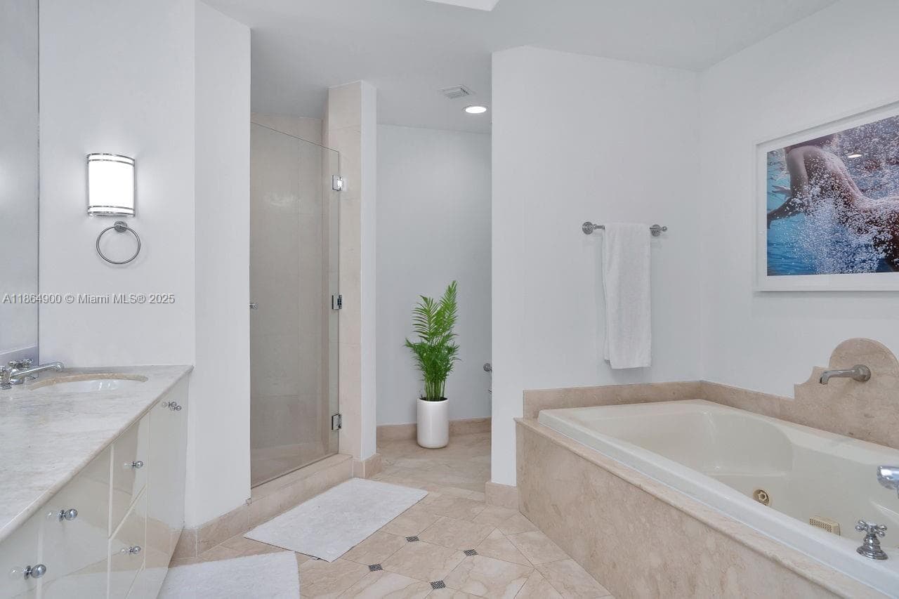 A11864900 — Miami Beach — 30