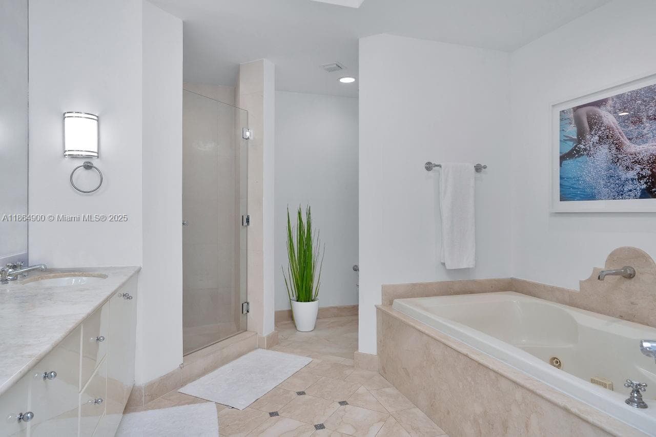 A11864900 — Miami Beach — 21