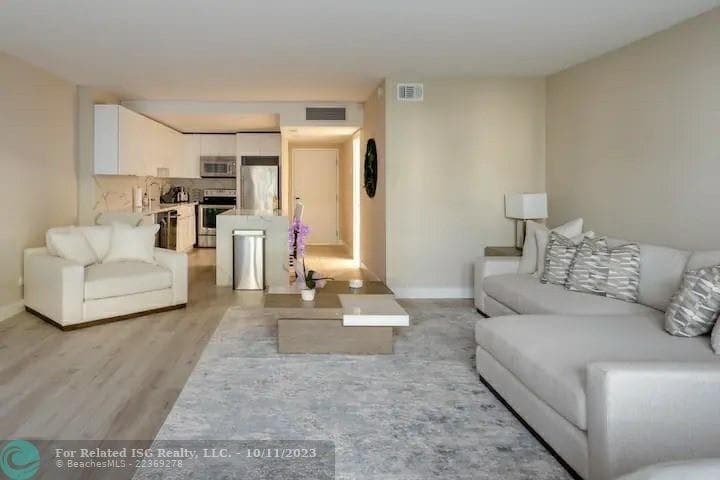 F10523760 — Miami Beach — 2