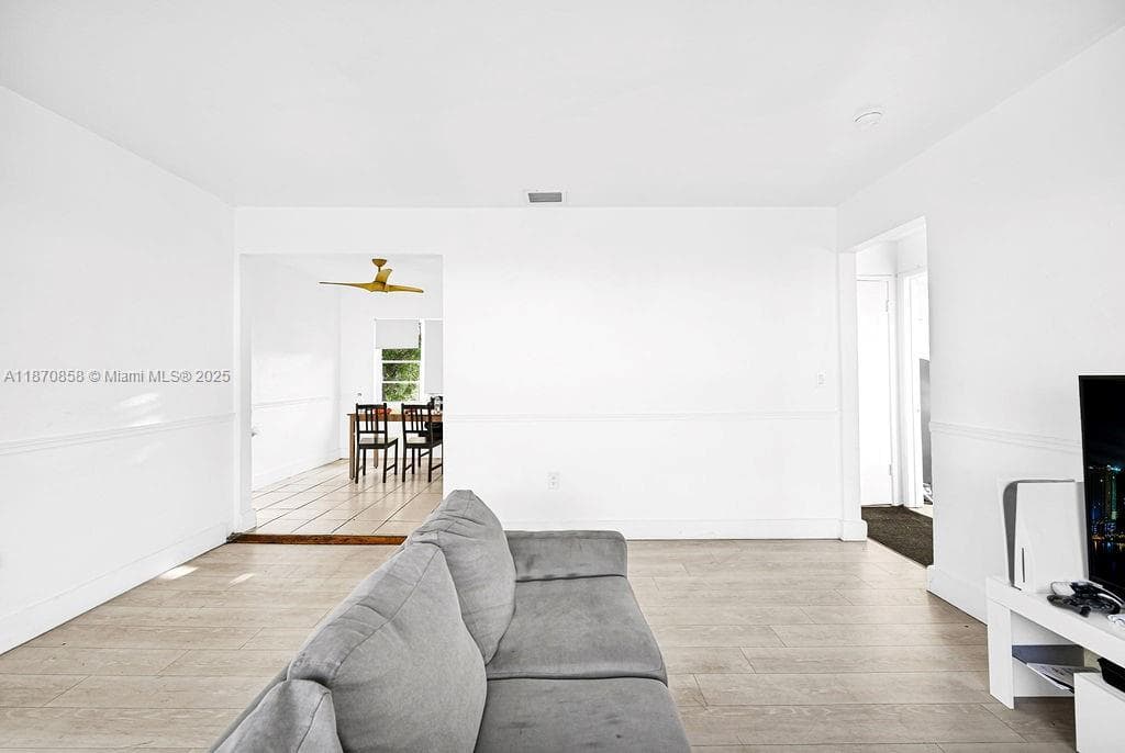 A11870858 — Miami Beach — 16