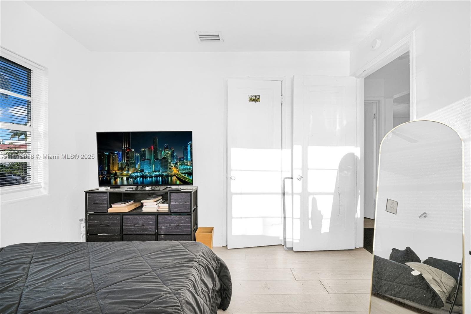 A11870858 — Miami Beach — 33