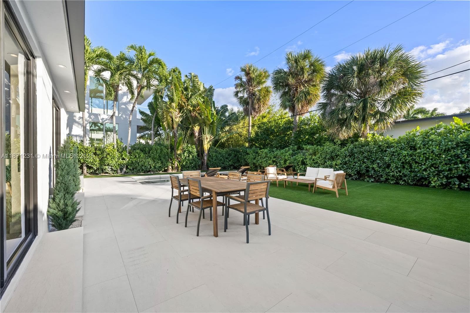 A11871231 — Miami Beach — 19